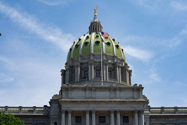 A U.S. flag was flown over the Pennsylvania state Capitol in honor of the founder of Falun Dafa, Mr. Li Hongzhi, for teaching the spiritual practice and its core values of truthfulness, compassion, and forbearance to Pennsylvania and the rest of the world in Harrisburg, Pa., on May 13, 2023. (Steve Wen/The Epoch Times)