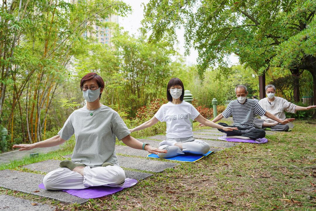Hong Kong Woman Recovers From Terminal Uterine Cancer After Practicing Falun Dafa