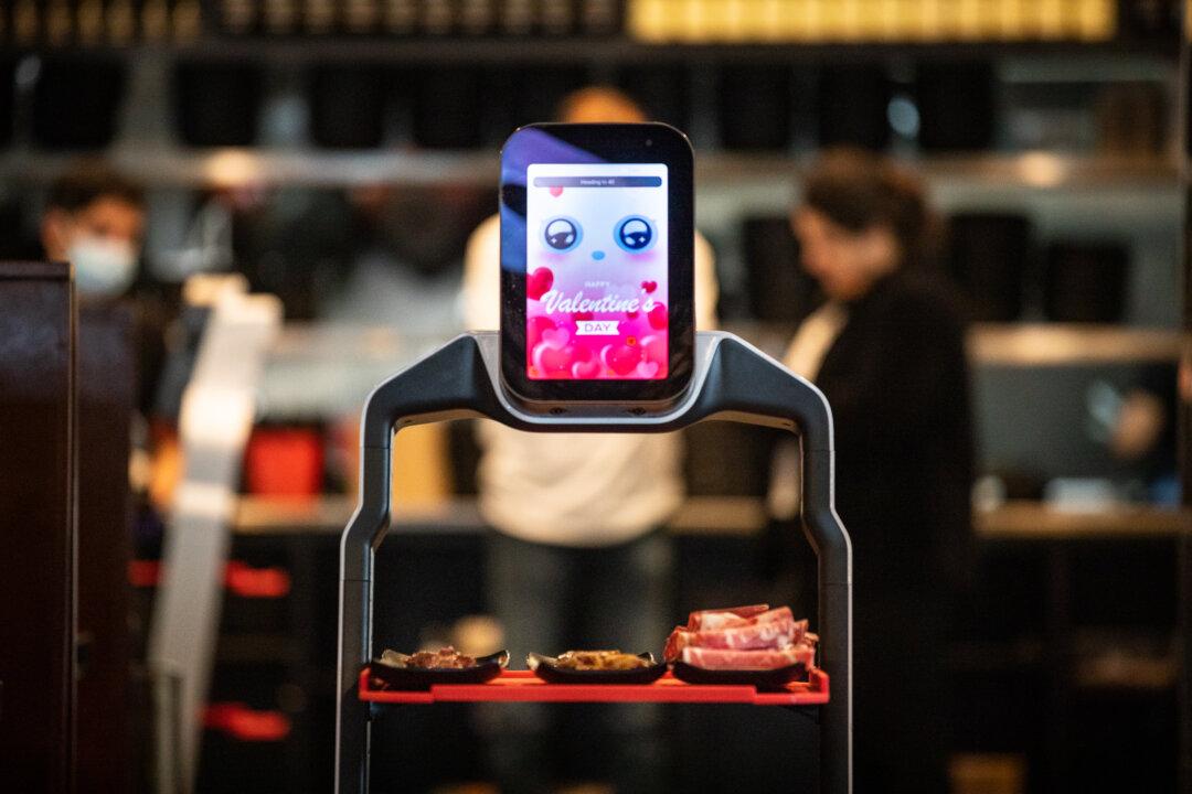 Restaurant Industry Predicts Record Growth, With Just 1 Problem: Workers