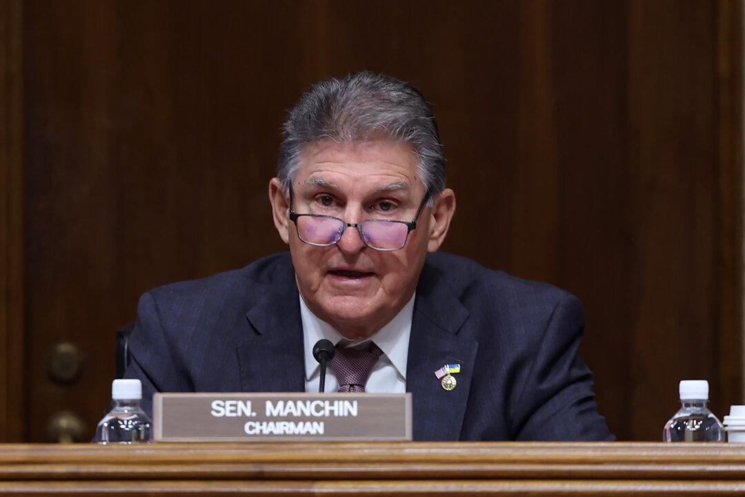 Sen. Manchin Considering 2024 Run; Says Democrats, Biden Represent ‘Extreme Left’
