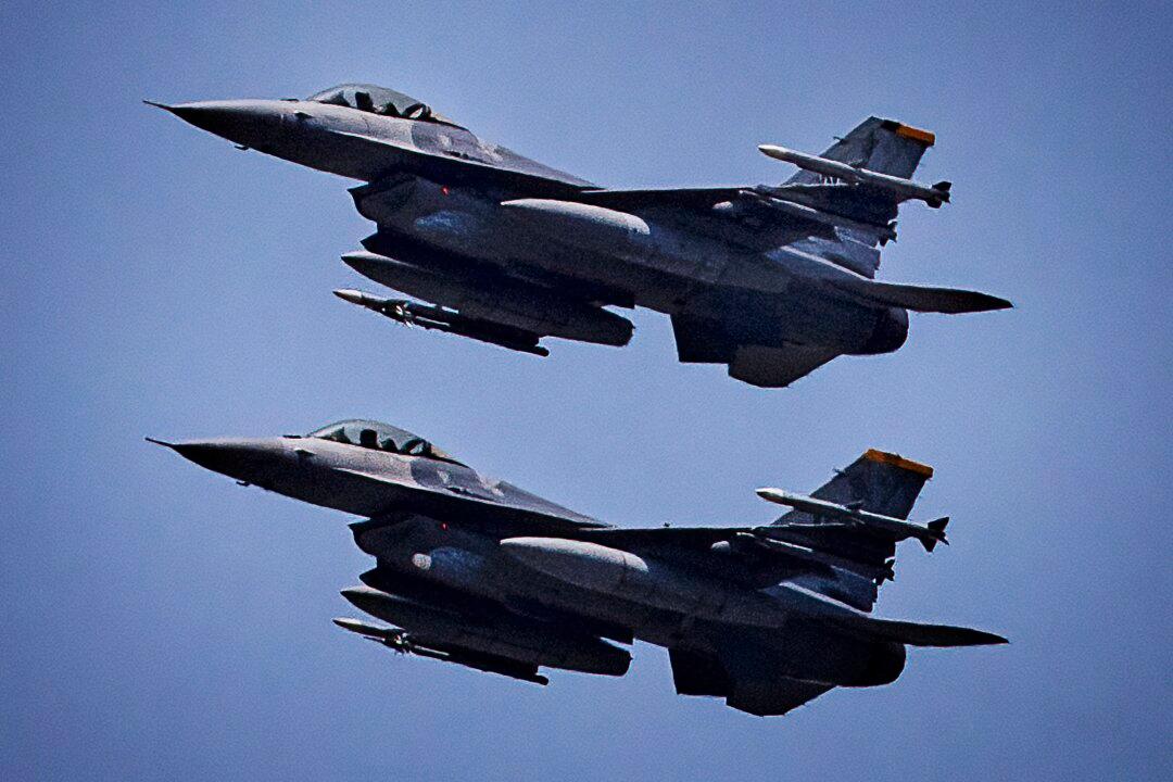 US F-16 Fighter Jet Crashes in South Korean Sea; Pilot Safely Ejects