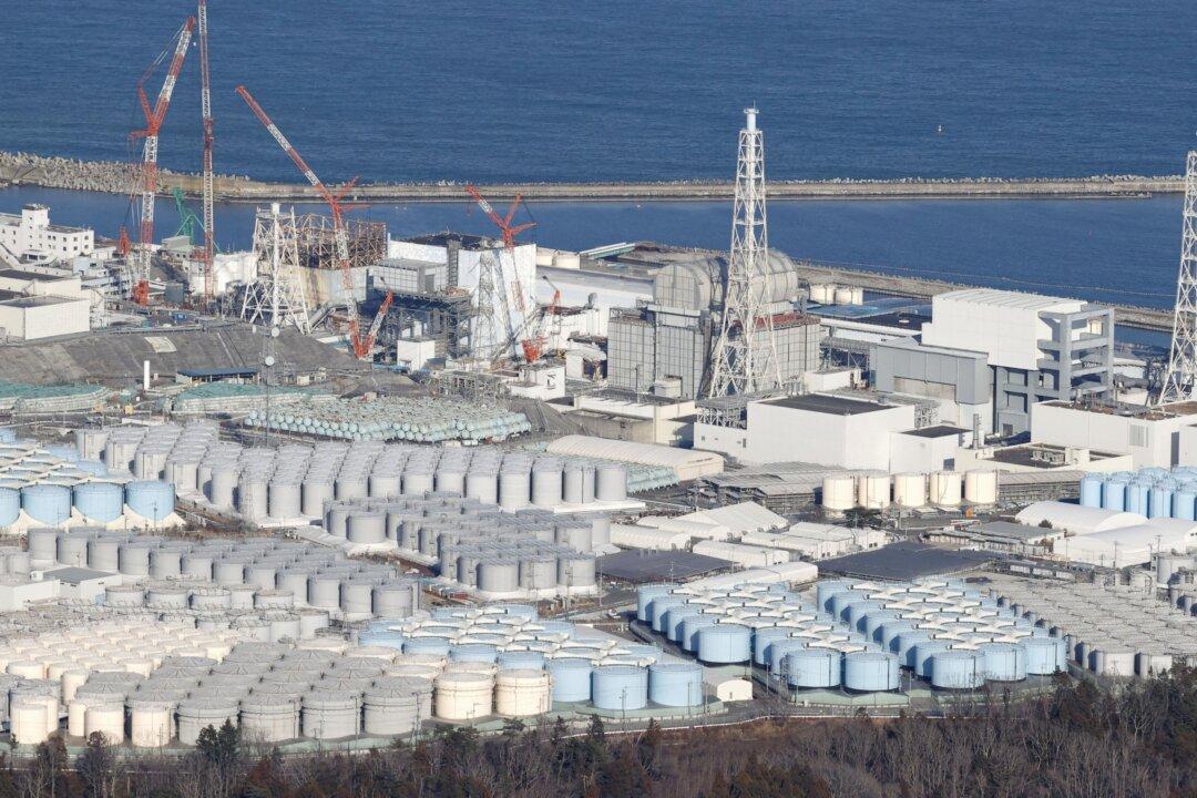 Hongkongers Line up for Sushi Ignoring CCP’s Anti-Japan Propaganda