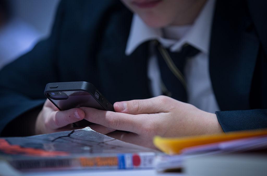 Majority of Parents Want Smartphones Banned for Under-16s: Poll