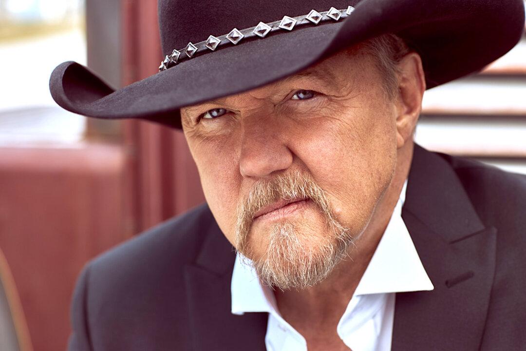 Country Star Trace Adkins Uses The Power of Music to Pay Tribute to Veterans