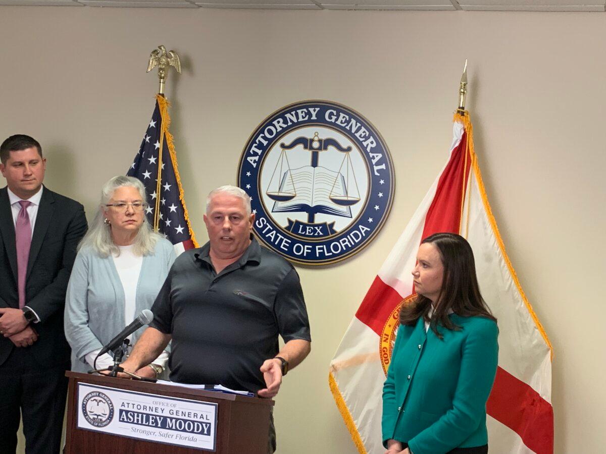 Floridian John Altepeter (C) shares his experience dealing with MC Solar with Florida Attorney General Ashley Moody (R) on Nov. 7, 2023, in Tampa, Fla. (T.J. Muscaro/The Epoch Times)