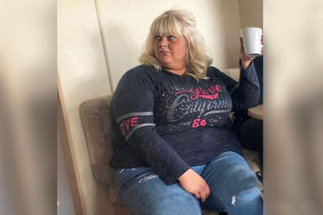 Obese Mom Shocked to See Her Sneaky Photo Taken by Her Little Daughter, Loses 130 Pounds in 2 Years