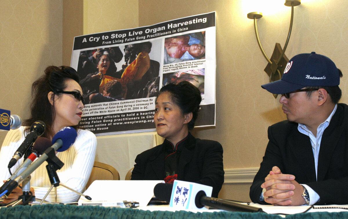 Chinese doctor Wang Wenyi (C) confers with a woman identified as "Annie" (L), who claimed her former husband performed live organ harvesting from Falun Gong practitioners at the Liaoning Province Thrombosis Treatment Center of Integrated Chinese and Western Medicine, while "Peter", a Chinese journalist who exposed the Chinese authorities' organ harvesting, looks on, during a press conference in Arlington, Virginia, on April 26, 2006. (Nicholas Kamm/AFP via Getty Images)