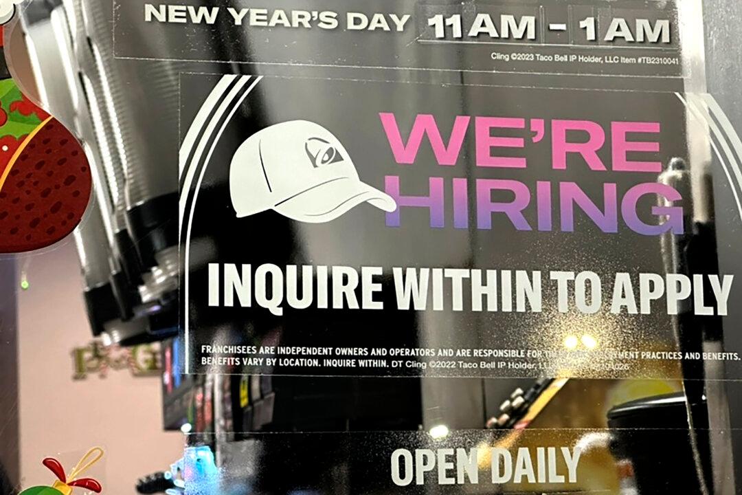 US Applications for Unemployment Benefits Fall Again as Job Market Continues to Show Strength