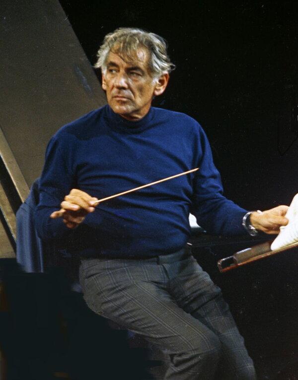 Leonard Bernstein conducting at the Royal Albert Hall in London, 1973. (Allen Warren/<a href="https://creativecommons.org/licenses/by-sa/3.0/deed.en">CC BY-SA 3.0</a>)