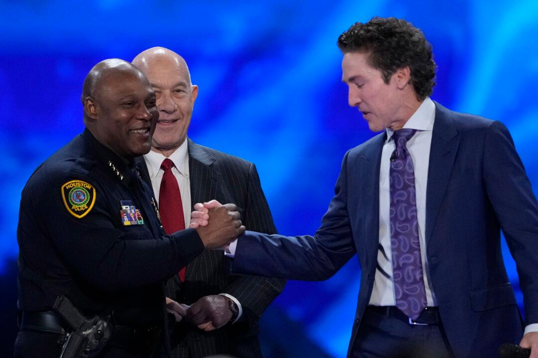 Houston Megachurch Holds Healing and Thanksgiving Service a Week After Deadly Shooting