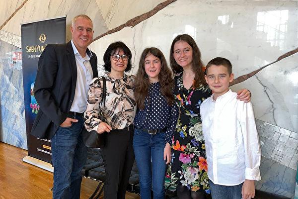 Mirko Hofmann, his wife Yvonne Buchmann, and their three children at the Shen Yun Performing Arts performance at Forum am Schlosspark in Ludwigsburg, Germany, on Feb. 18, 2024. (Enron/The Epoch Times)