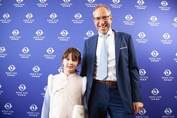 Hans Egli with his granddaughter at the Shen Yun Performing Arts performance at Musical Theater Basel on March 23, 2024. (Jun Zhou/The Epoch Times)