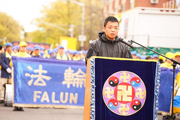 Zhang Xiong, a new immigrant, renounces the Chinese Communist Party, and gives a speech at a rally commemorating the 25th anniversary of Falun Gong practitioners’ peaceful "4.25 Appeal," in Flushing, New York, on April 21, 2024. (Dai Bing/The Epoch Times)