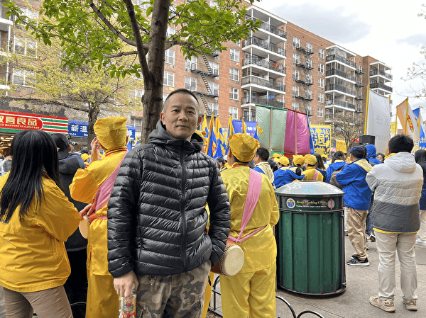 Sun Quan'an is anxious to receive a certificate for quitting the Chinese Communist Party and its associated organizations, at a rally commemorating the 25th anniversary of Falun Gong practitioners’ peaceful "4.25 Appeal," in Flushing, New York, on April 21, 2024. (Shi Ping/The Epoch Times)