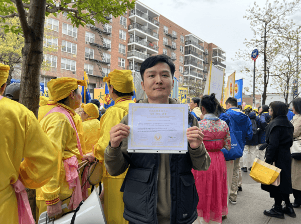 Wang Binbin expresses the sense of real freedom and liberation after quitting the Chinese Communist Party and its associated organizations, at a rally commemorating the 25th anniversary of Falun Gong practitioners’ peaceful "4.25 Appeal," in Flushing, New York, on April 21, 2024. (Shi Ping/The Epoch Times)