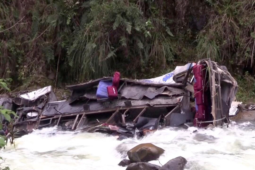 Peru Bus Crash Kills 25, Injures 13