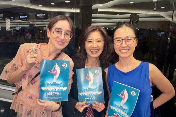 Consuelo Yoshida and her daughters at the Shen Yun Performing Arts performance at Bradesco Theater on May 5, 2024. (Marcos Schotgues/The Epoch Times)