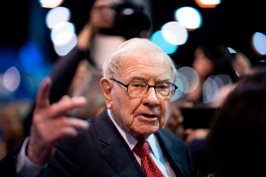 Buffett’s Hoarding of Cash Draws Attention Amid High Tech Bubble Risk Concerns