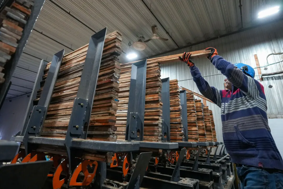 Canada’s Economy Shrank by 0.3 Percent in October: StatCan