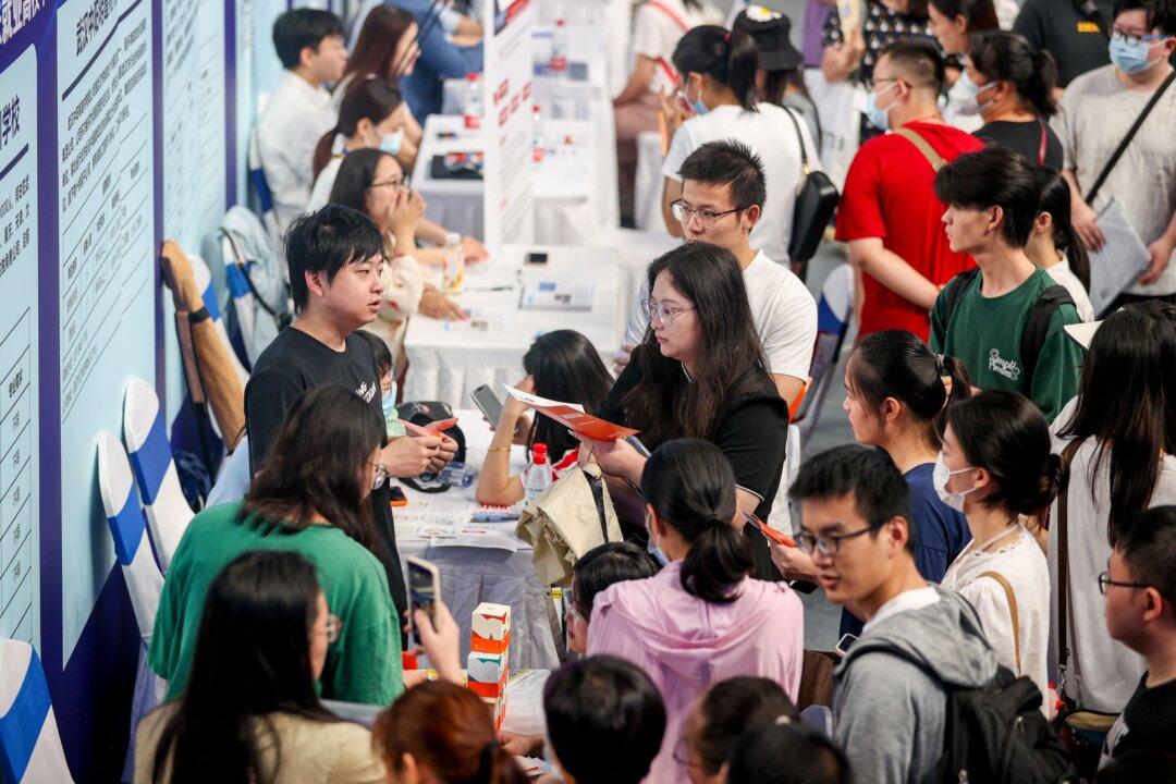 Chinese Graduates Not Equipped to Spur Economic Growth, Experts Say