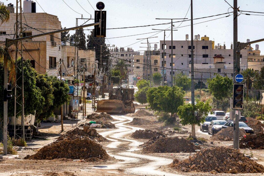 Israel Revokes Visas of 27 French Politicians and Officials