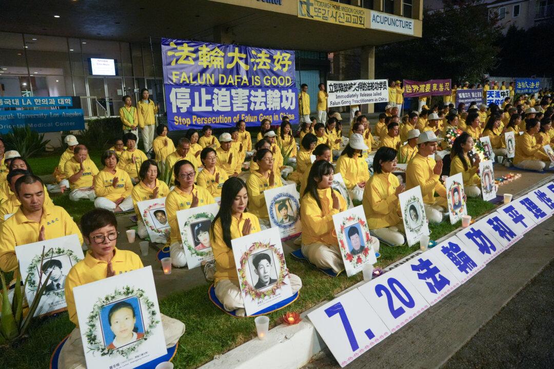 Falun Gong Practitioners in Los Angeles Hold Candlelight Vigil to Condemn Persecution