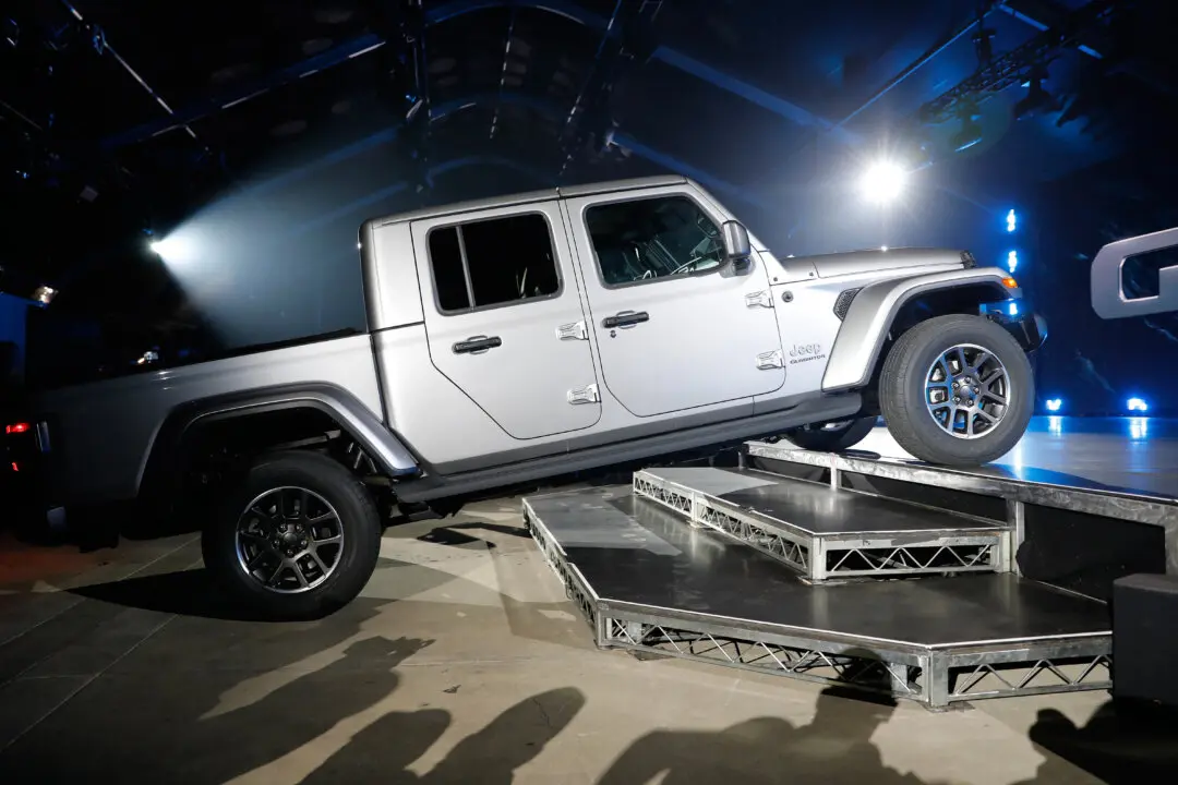 US Opens Probe Into More Than 232,000 Chrysler Vehicles Over Instrument Panel Issue