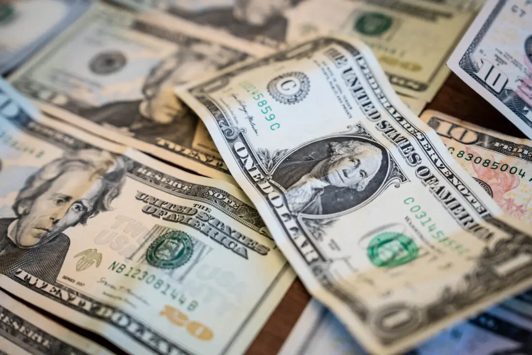 US Dollar Poised for Largest Annual Decline Since 2003