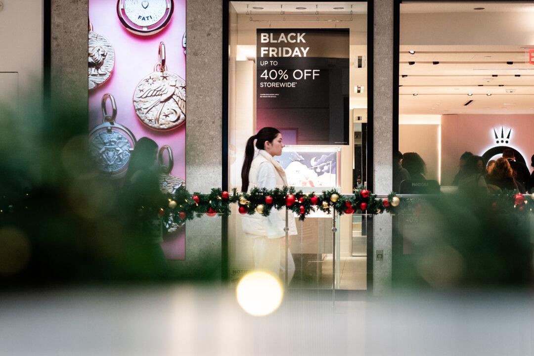 US Retail Sales Flat in December, Missing Expectations