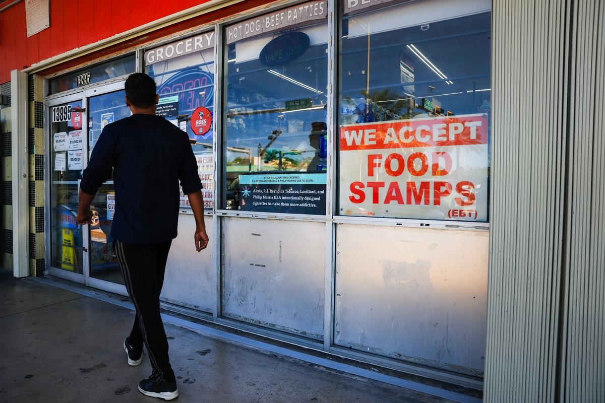 Homeland Security Seeks to Restrict Immigrants From Relying on Welfare thumbnail