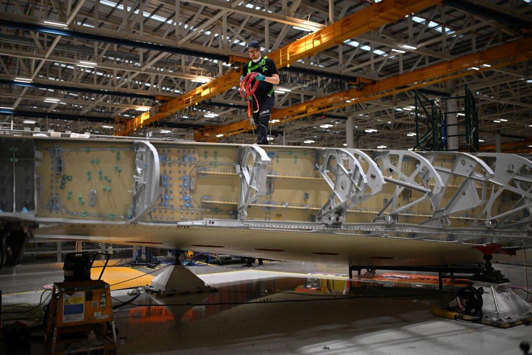 UK Manufacturing Growth Accelerates as Exports Rise for First Time in Four Years