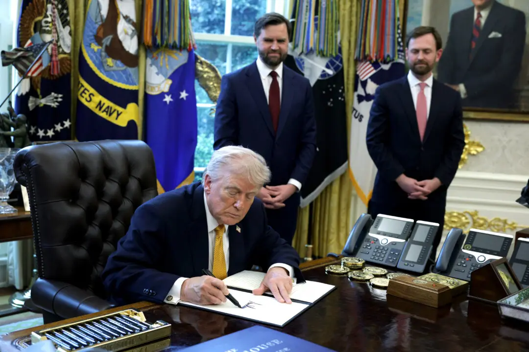 Trump Signs Order Assigning Vance to Head Anti-Fraud Task Force