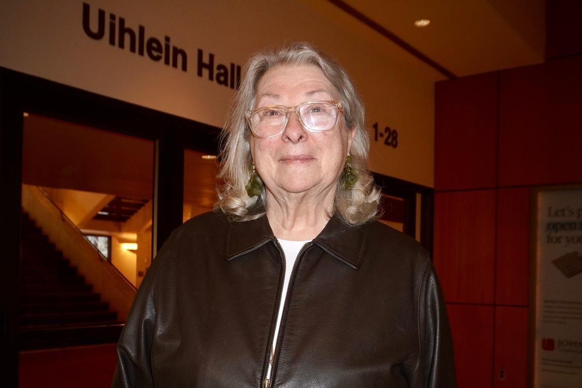 Painter Says Shen Yun Is Beautiful and Uplifting