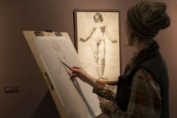 A student, Mary Ross, copies a drawing displayed in the Drawn to Life exhibit at the Florence Academy of Art-U.S. in Jersey City, N. J., on Feb. 28, 2017. (Samira Bouaou/Epoch Times)